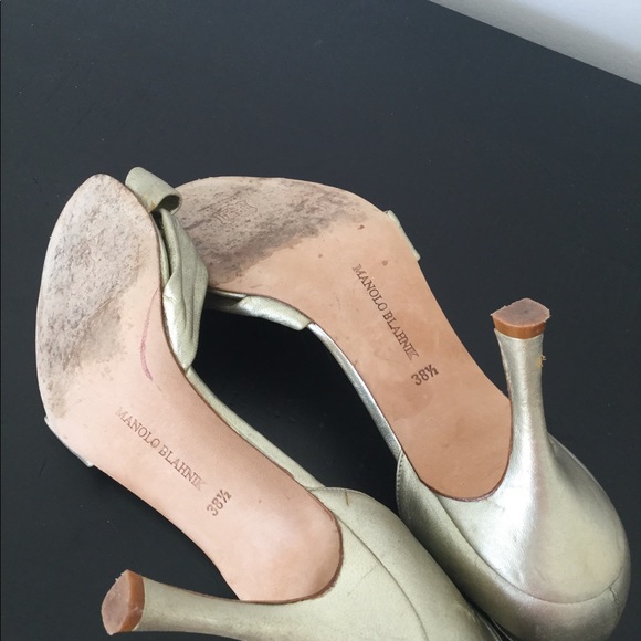 Monolo Blahnik gold leather heels - Picture 2 of 3